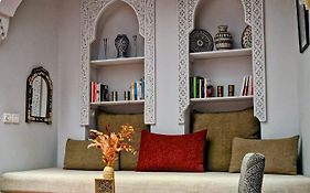 Riad Laly Tourisme Eclairé Le bijou de la medina